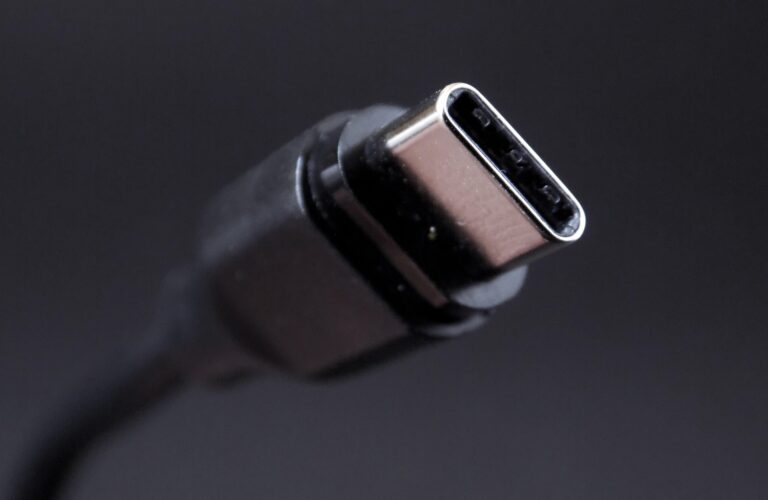 美 교통안전청, 공항 USB 충전 중 해킹 가능성···‘포트 해킹’ 경고