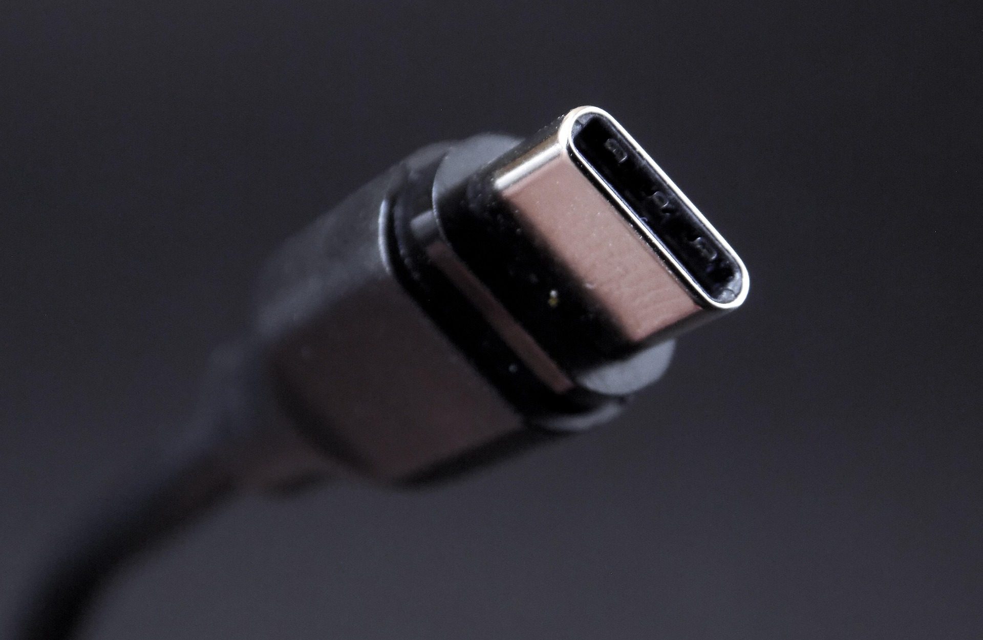 美 교통안전청, 공항 USB 충전 중 해킹 가능성···‘포트 해킹’ 경고